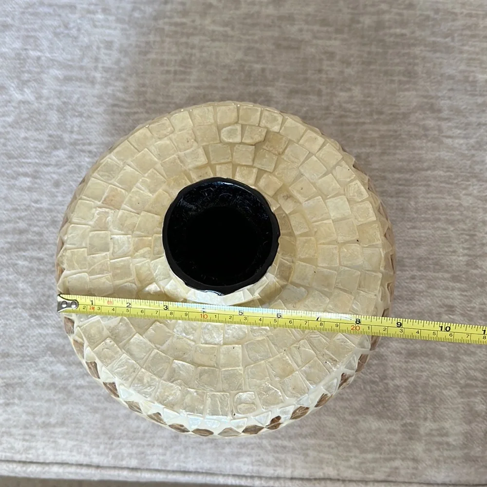Gold/cream colored shell mosaic vase - Picture 8 of 8